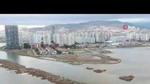 İzmir’de taşkına karşı 2 kilometrelik kumdan set havadan görüntülendi