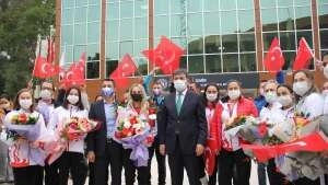Şampiyonu, şampiyonlar karşıladı