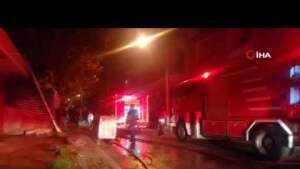 İzmir’de evde çıkan yangın bitişikteki binaya sıçradı