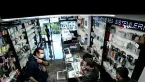 İzmir polisi dolandırıcıyı yemek yerken yakaladı