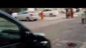 Yıkılan binaların demirlerini toplayan hurdacılar birbirlerine girdi