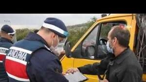Çeşme’de jandarma yasa dışı geçişe engel olmak için metruk binaları didik didik aradı