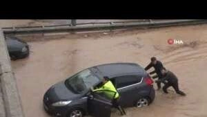Selin vurduğu İzmir'de polis beline kadar suya girdi, herkesin takdirini topladı