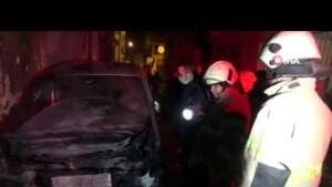 İzmir'de yangın paniği: 2 otomobil ve 1 iş yeri yandı