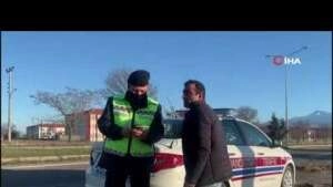 Tır devrildi, tonlarca maden suyu araziye saçıldı