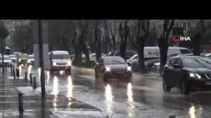 İzmir güne yağışla başladı
