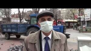 Emekli vatandaş, her gün yüzlerce güvercine yem veriyor