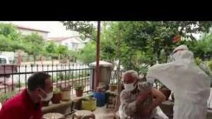 Aşıdan korkan yaşlı adamı, İl Sağlık Müdürü ikna etti