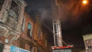 İzmir'de fırın bacasından çıkan yangında 3 bina hasar gördü