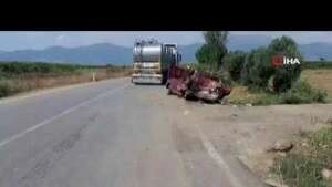 İzmir'de tır otomobili metrelerce sürükledi
