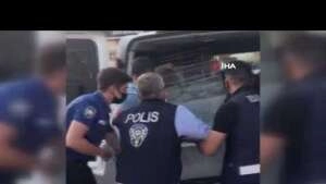Polisler vatandaşların evlerindeki evcil hayvanları kurtarıyor