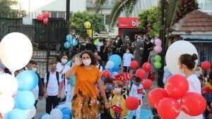 Öğrencilerini turkuaz renkli halı ve balonlarla karşıladılar