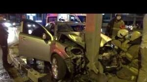 İzmir’de otomobil yön levhasına ok gibi saplandı: 2 yaralı