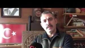 Çakıl taşlarını, hayvan boynuzlarını ve derilerini sanat eserine dönüştürüyor