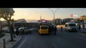 İzmir’de ticari taksi ile otomobil çarpıştı