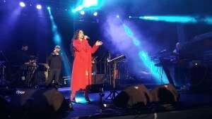 Melek Mosso’dan hayranlarına müjde   
