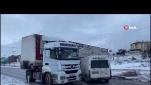 2 tır ve bir kamyonetin karıştığı kazada 1 kişi yaralandı