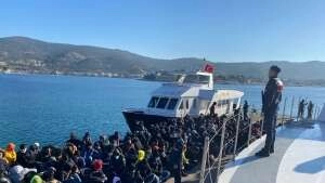 Göçmenleri İtalya'ya kaçıran tekneye İHA destekli operasyon: 197 göçmen yakalandı