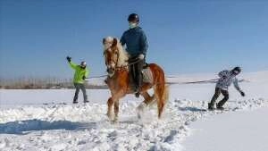 Sporcular karda "atlı snowboard" yaptı