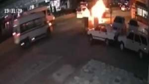 Seyir halindeki otomobilin alev alma anı kamerada