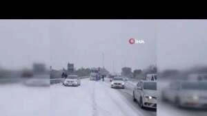 Çeşme Otoyolu’nda kar yağışı nedeniyle ulaşım durdu