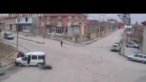 Motosiklet üzerinden fırlayan çocuk ticari aracın altına girip sürüklendi