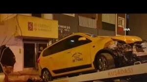 Freni boşalan traktör park halindeki ticari taksiye çarparak durdu