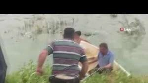 Yüzmek için girdiği gölde dallara tutunarak mahsur kalan çocuk kurtarıldı