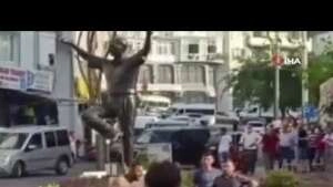 İzmir'de ceza yazdı diye polise böyle saldırdılar