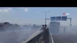 İzmir'de orta refüjde yangın çıktı, 4 araç birbirine girdi