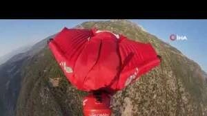 Wingsuit sporcuları Koçak ile Toy’un şovu nefesleri kesti