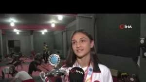 İlk milli maçında şampiyon olan sporcunun bayrak hassasiyeti