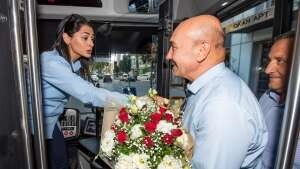 Başkan Soyer’den darp edilen kadın şoföre çiçekli sürpriz