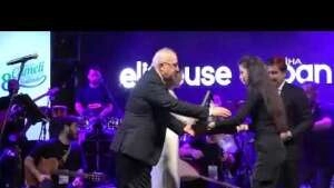 Elif Buse Doğan, Çameli festivalinde Samsak Döveci şarkısını çocuklarla söyledi