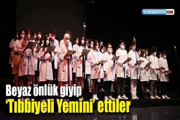Beyaz önlük giyip ‘Tıbbiyeli Yemini’ ettiler haberinin görseli