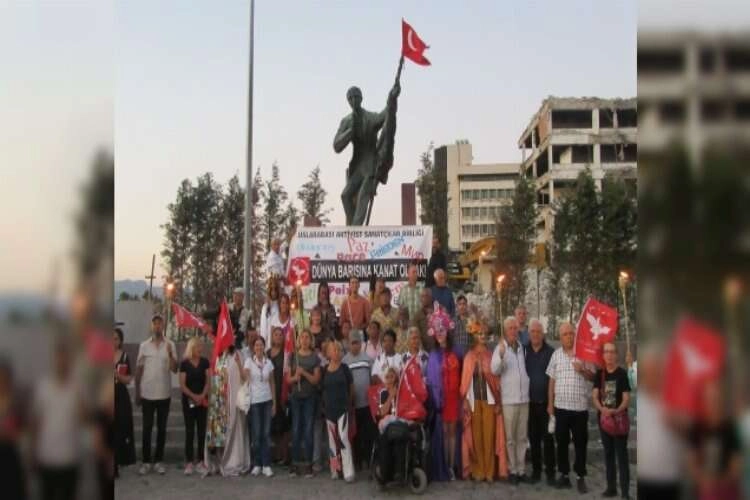 SANATÇILAR DANSLA ŞİİRLERLE DÜNYA BARIŞ GÜNÜ’NÜ KUTLADI haberinin görseli