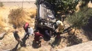 Otomobiliyle yaklaşık 6 metrelik istinat duvarından aşağı düştü