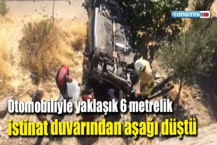 Otomobiliyle yaklaşık 6 metrelik istinat duvarından aşağı düştü haberinin görseli