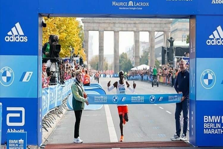 Berlin Maratonu'nun galibi Kipchoge kendisine ait dünya rekorunu geliştirdi haberinin görseli