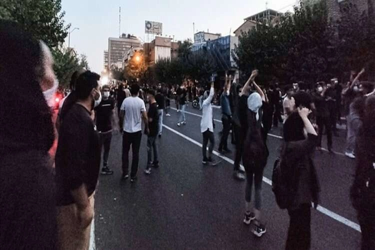 İran'da Mahsa Amani'nin ölmesi üzerine başlayan gösteriler sürüyor haberinin görseli