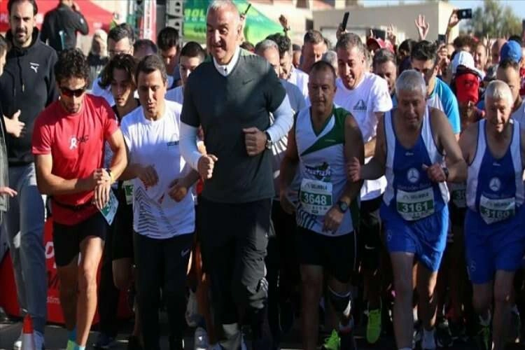 Kültür ve Turizm Bakanı Ersoy, Uluslararası 7. Gelibolu Maratonu'na katıldı haberinin görseli