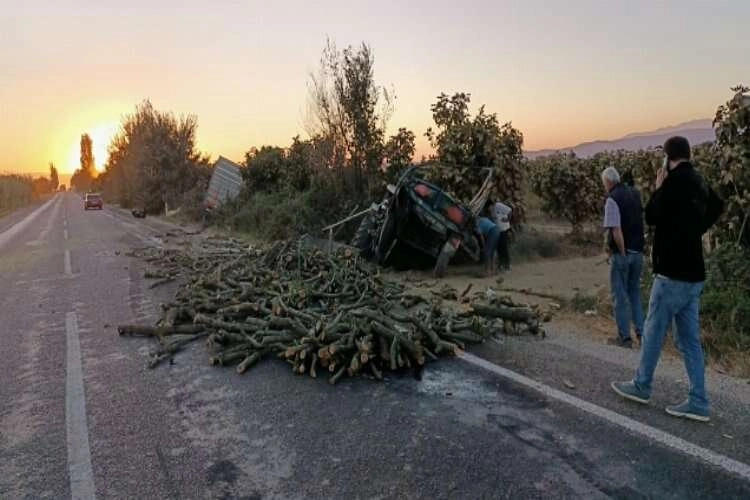 Tire’de kamyon traktöre arkadan çarptı: 1 ölü, 1 yaralı haberinin görseli