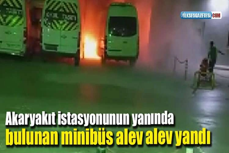 İzmir’de panik anları: Akaryakıt istasyonunun yanında bulunan minibüs alev alev yandı haberinin görseli