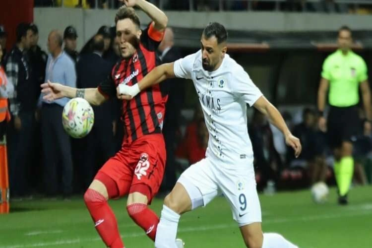 Menemen hem atıyor, hem yiyor haberinin görseli