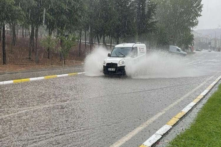 Balıkesir'de sağanak hayatı olumsuz etkiledi haberinin görseli