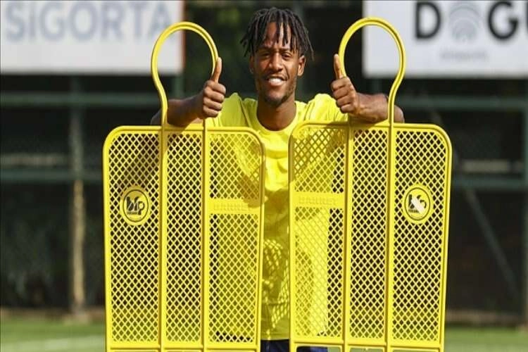 Fenerbahçeli Batshuayi, doğum günü hediyesi olarak derbi galibiyeti istiyor haberinin görseli