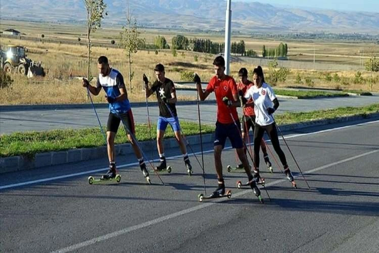 Kayaklı koşu sporcuları asfaltta şampiyonalara hazırlanıyor haberinin görseli
