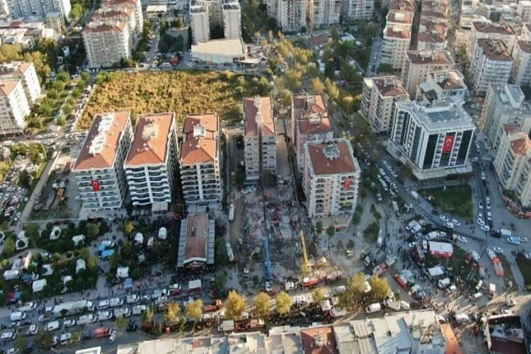36 kişiye mezar olan apartmandan son anda kaçmış haberinin görseli