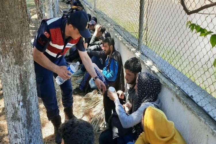 İzmir'de göçmen operasyonu: 156 düzensiz göçmen yakalandı haberinin görseli
