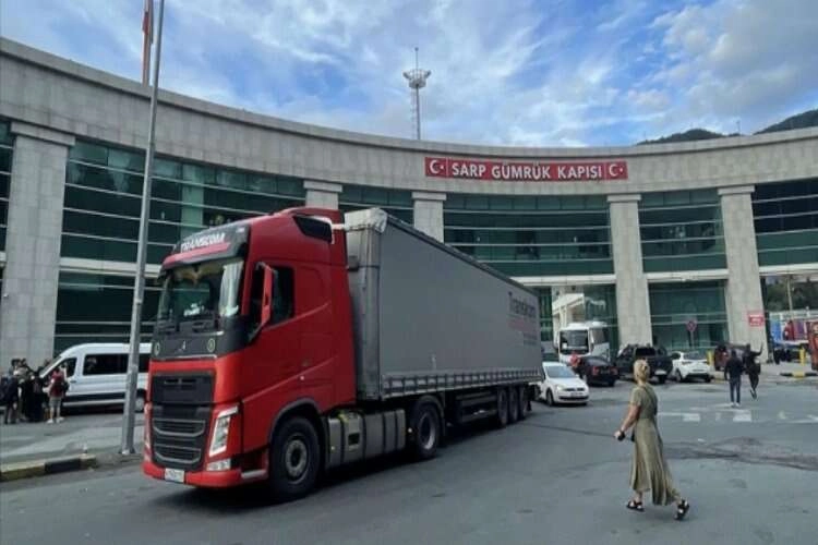 Sarp Sınır Kapısı'ndan 9 ayda 3 milyon 375 bin yolcu geçişi oldu haberinin görseli